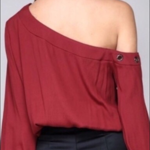 LAST 1❤️Beautiful Off The Shoulder Grommet Blouse - Picture 4 of 6